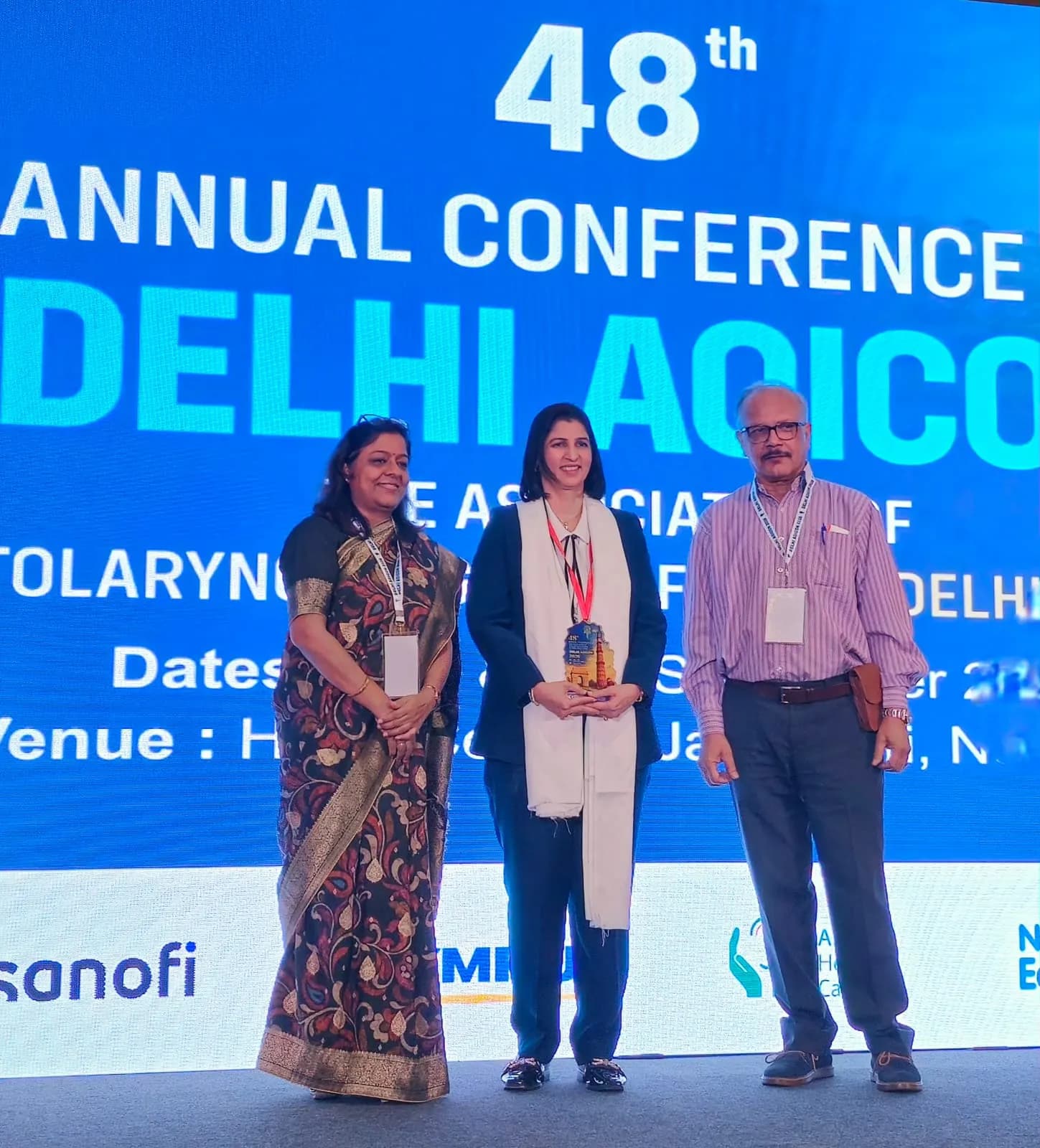 Dr. Sunita Chhapola Shukla honoured with a shawl and a memento at Delhi AOICON